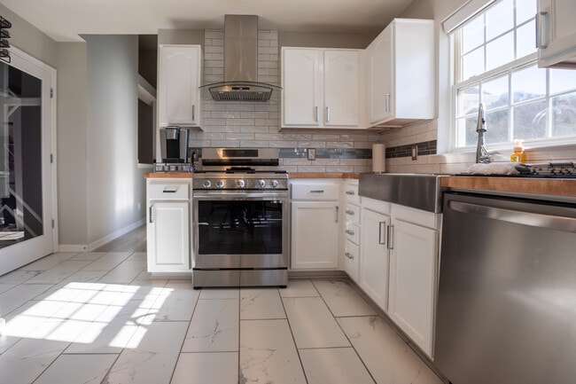 Building Photo - 5464 Daniel Ray Dr