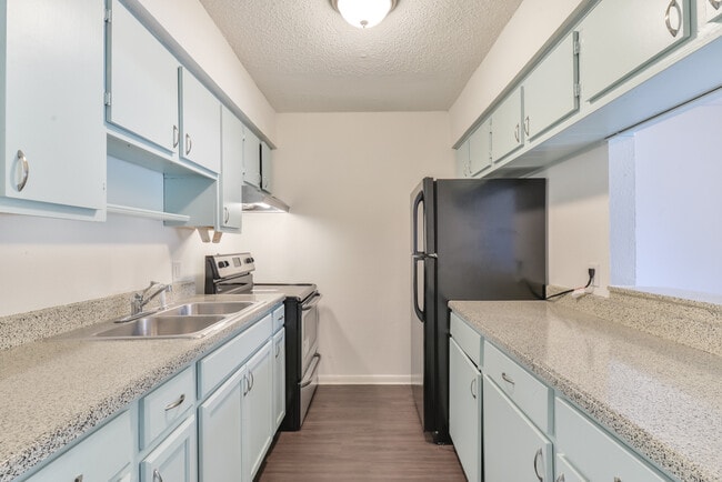 Building Photo - $999 Special!  Your Family Will Love This ...