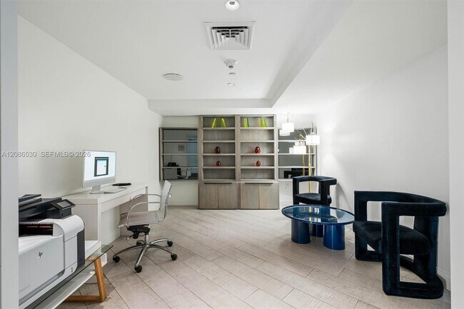 Building Photo - 3101 Bayshore Dr