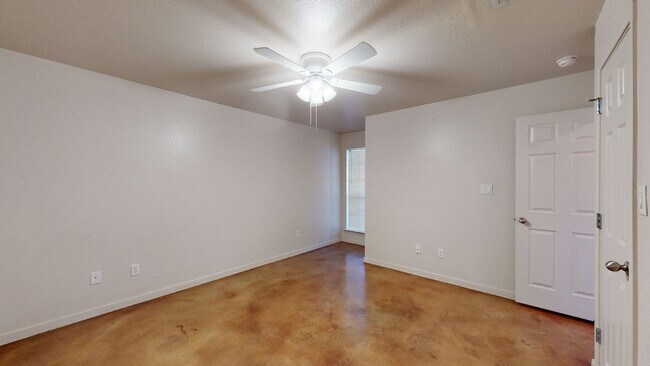 Building Photo - FREE DECEMBER RENT!!!