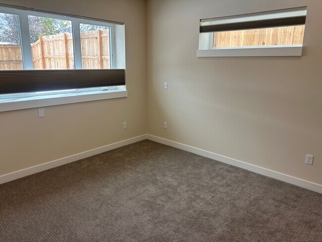 Building Photo - 2Br 2Full Baths and 2 walk in closets-privacy and space. Move in special $500 off first full mont...
