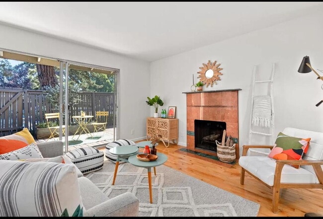 Building Photo - "Charming 1-Bed Santa Cruz Retreat with El...