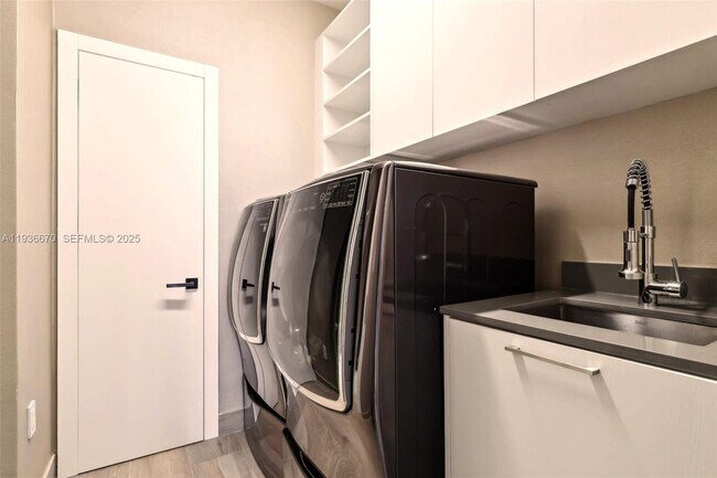 Building Photo - 3581 E Glencoe St