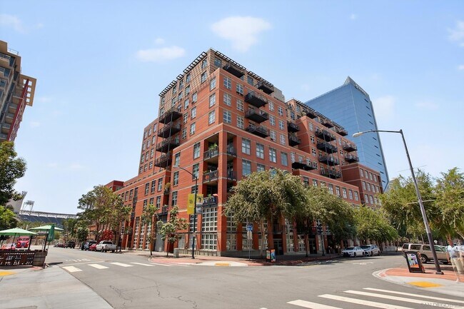 Building Photo - 877 Island Ave