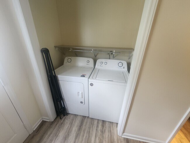 Building Photo - Electric Included! 2 Bed 1.5 Bath Condo!