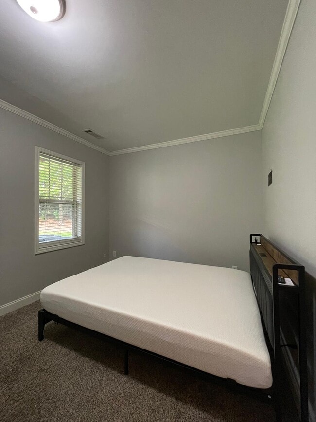 Building Photo - 1964 Sterling Oaks Cir NE