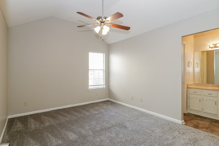 Building Photo - 6883 Lagrange Cir N