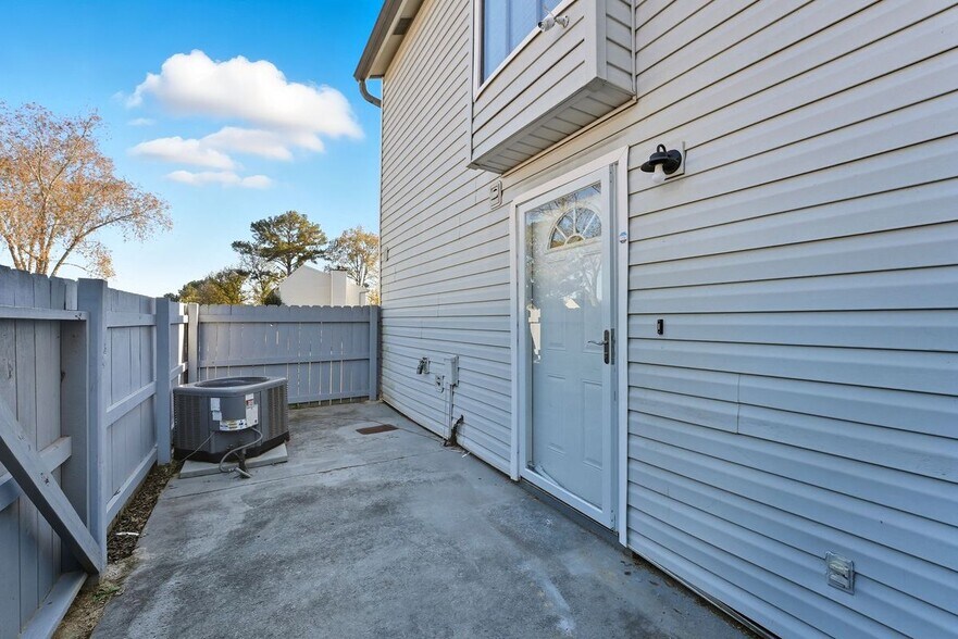 Building Photo - 293 Country Club Dr