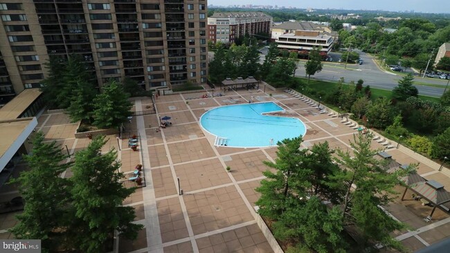Building Photo - 3705 S George Mason Dr