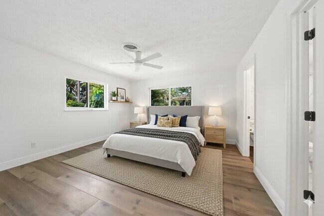 Building Photo - 2416 N W Everglades Blvd