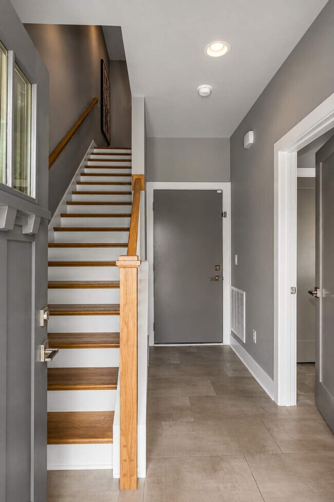Building Photo - 968 Youngs Ln