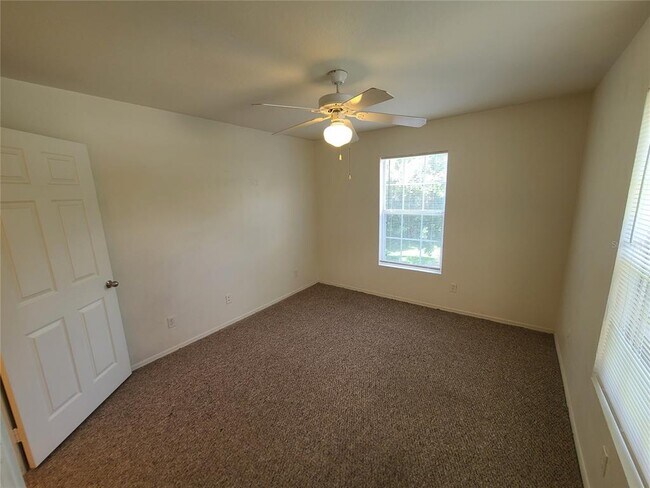 Building Photo - 5903 Willow Ridge Dr