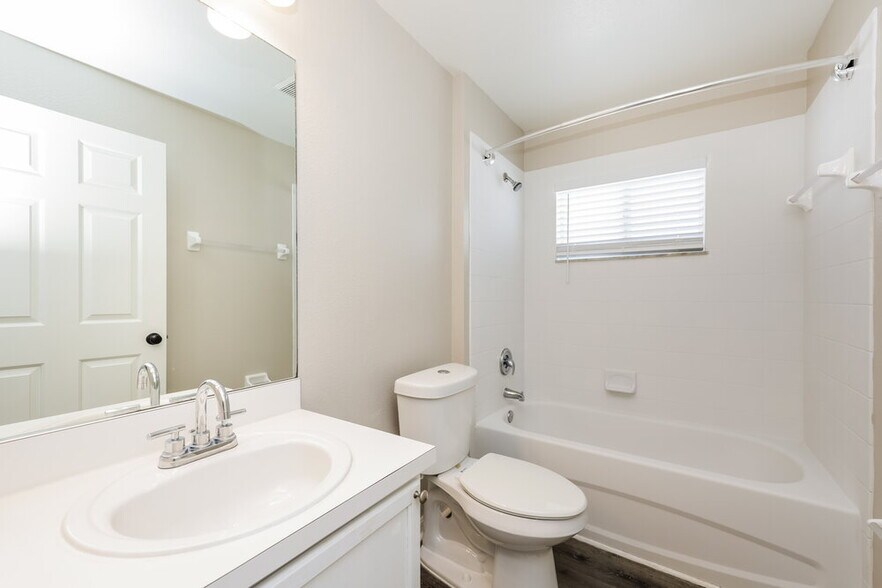 Building Photo - 11751 Lynmoor Dr