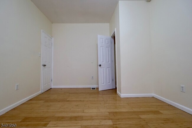 Building Photo - 14 Wainwright St