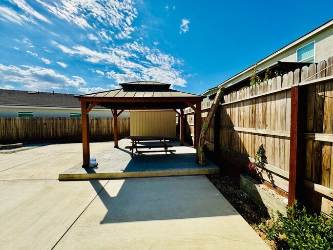Building Photo - Beautiful 4 Bedroom 2 Bath Home with SOLAR...