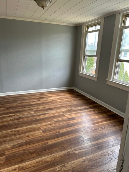 Building Photo - 16 Willow Ave