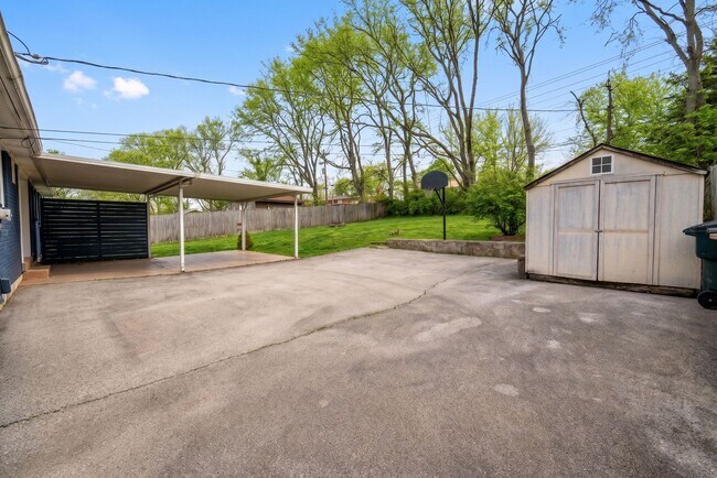 Building Photo - 514 Continental Dr