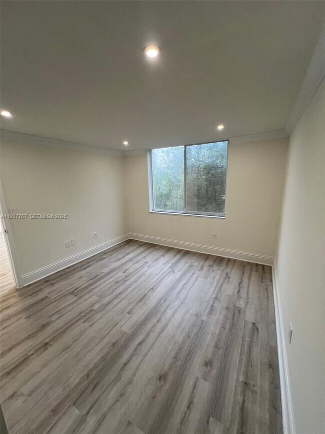 Building Photo - 1720 NW N River Dr