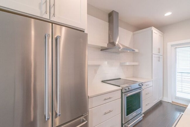 Building Photo - Beautiful Modern Townhome in South End Available 5/1!