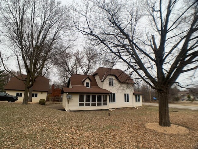 Building Photo - 3 BR/2 BA Single-Family Home With Lake Min...