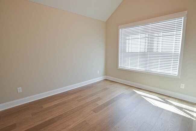Building Photo - Fantastic Four Bedroom with Bonus!