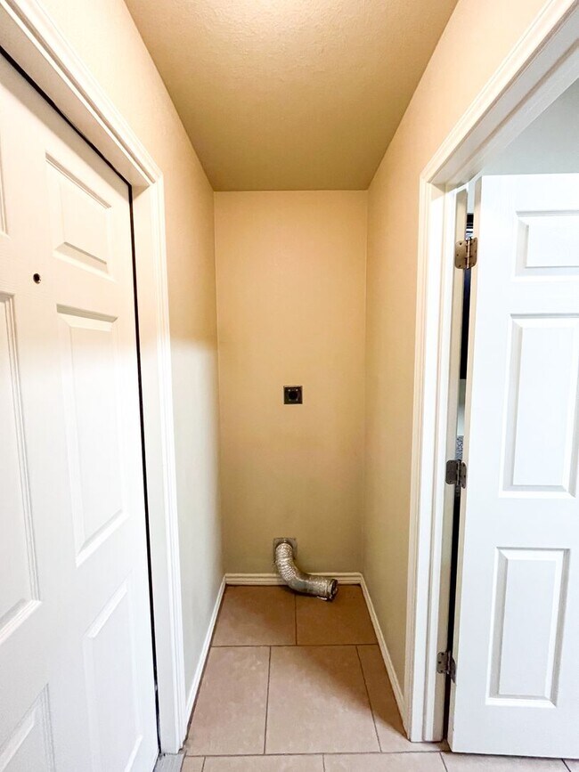 Building Photo - 4106 Cambridge Dr
