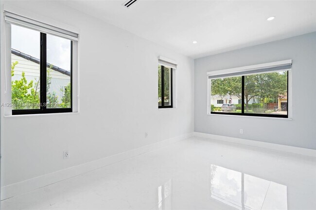 Building Photo - 56 Whitethorn Dr