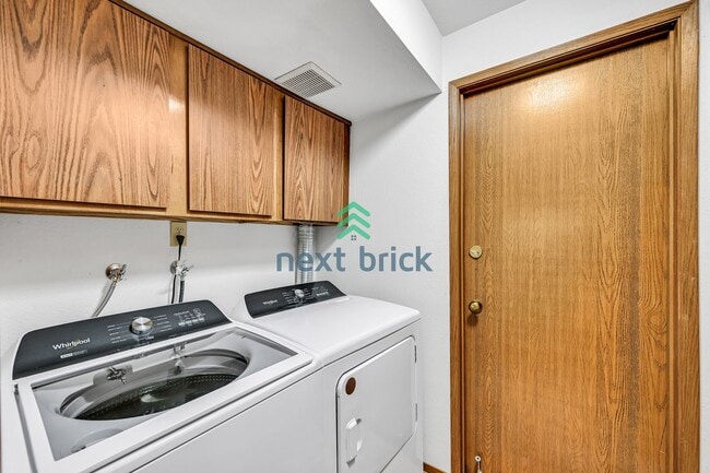 Building Photo - 3 BED & 1.5 BATH FOR RENT