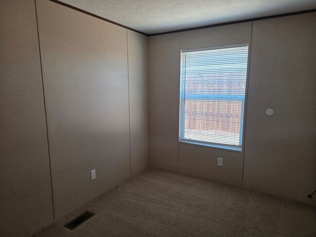 Building Photo - Cute, Clean & Affordable 3 Bed / 2 Bath Home in Central Bullhead City!