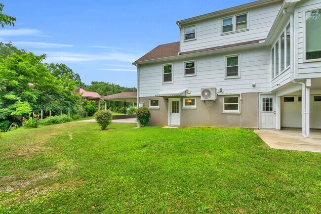 Building Photo - Easy Living in Red Bank!