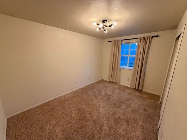 Building Photo - Gorgeous House in a Family-Friendly neighborhood!