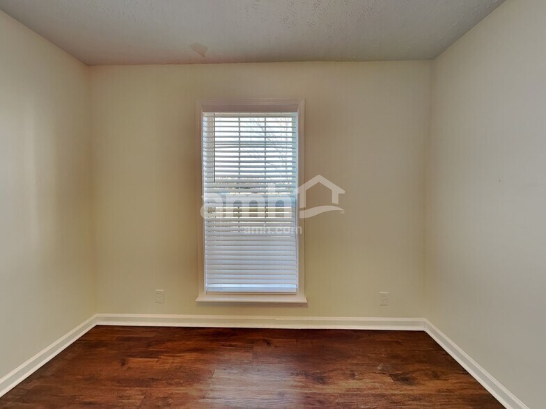 Building Photo - 651 Crescent Rd