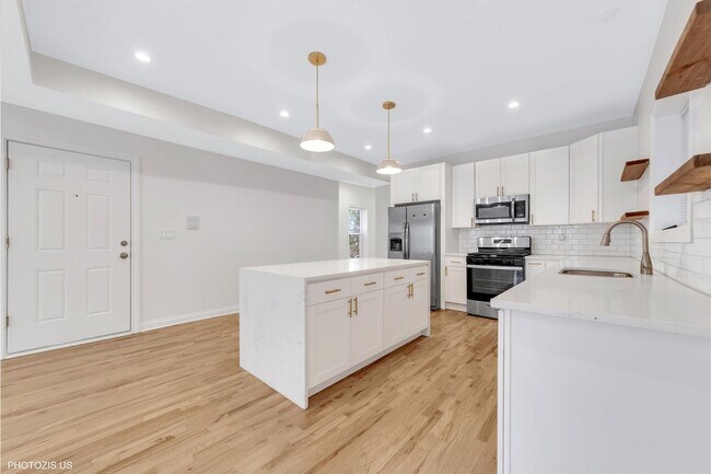 Building Photo - 6711 S Paxton Ave