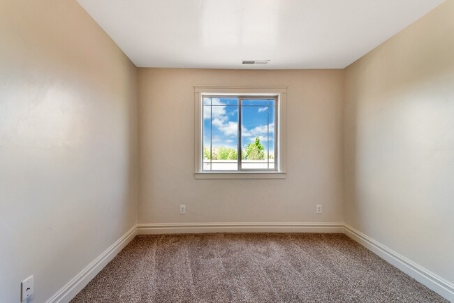 Building Photo - Beautiful home nestled in Pleasant Grove