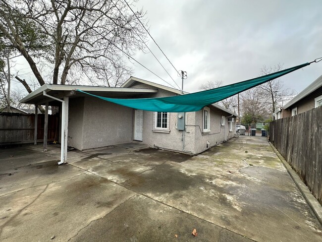 Building Photo - 3 Bedroom Oak Park Home