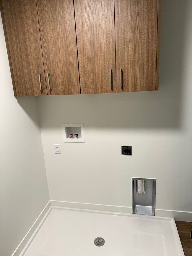 Building Photo - Half off first months rent - Beautiful townhome with 2 car garage, Central Air and Master Suite