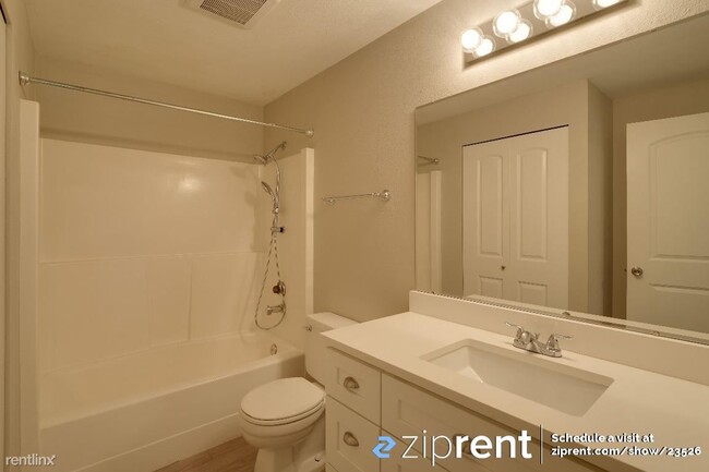 Building Photo - 1 br, 1 bath Condo - 12505 Northeast 143rd...