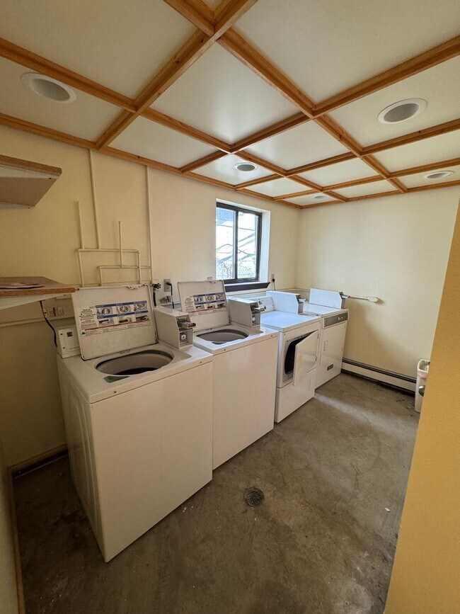 Building Photo - 2104 Roosevelt Dr