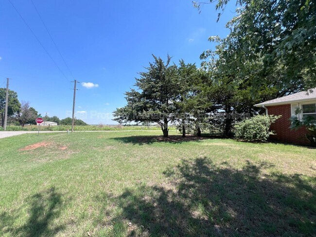 Building Photo - 204 Wolf Ln