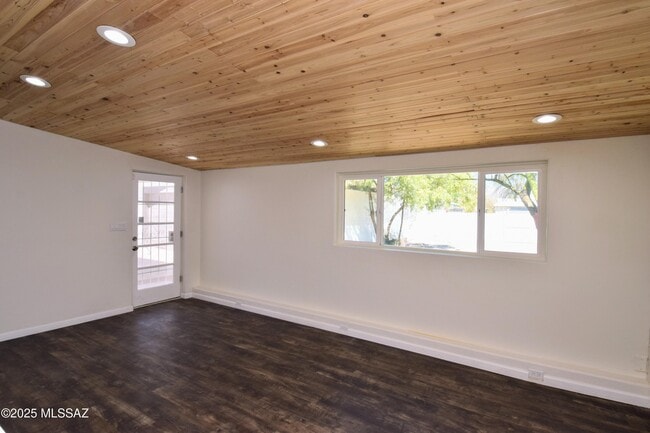 Building Photo - 4233 E Lester St