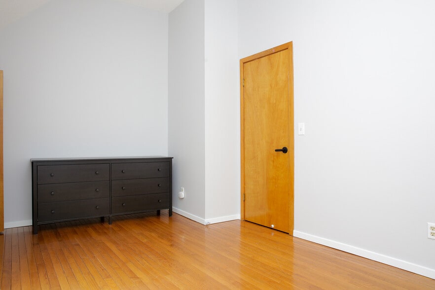 Building Photo - 23 Compton St