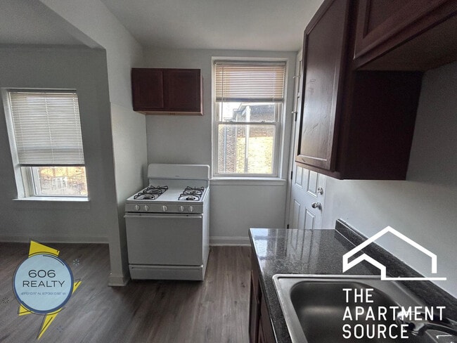 Building Photo - 2004 W Jarvis Ave