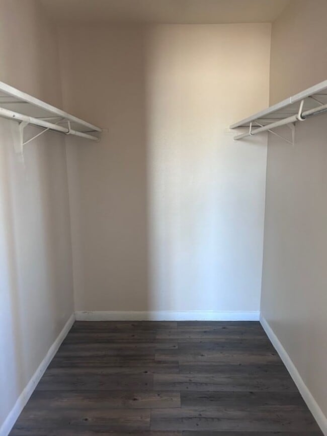 Building Photo - 2 Bedroom Apartment Avaialble!