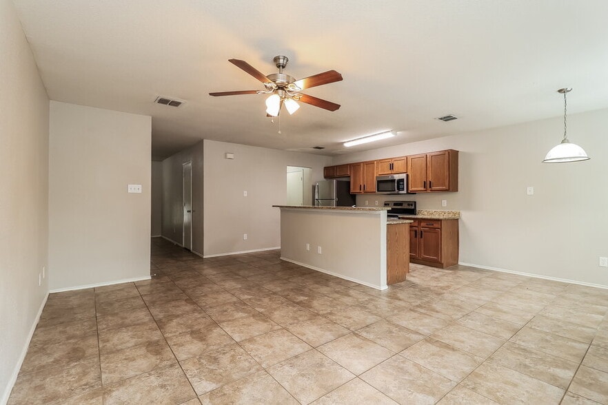 Building Photo - 10628 Wild Oak Dr