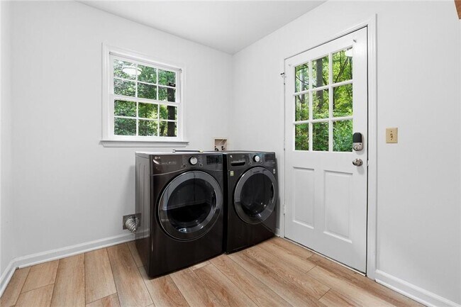 Building Photo - 3731 Dunwoody Club Dr