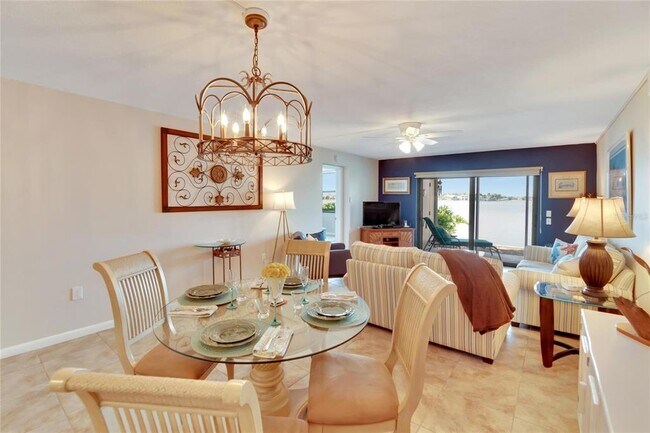 Building Photo - 7700 Sun Island Dr S