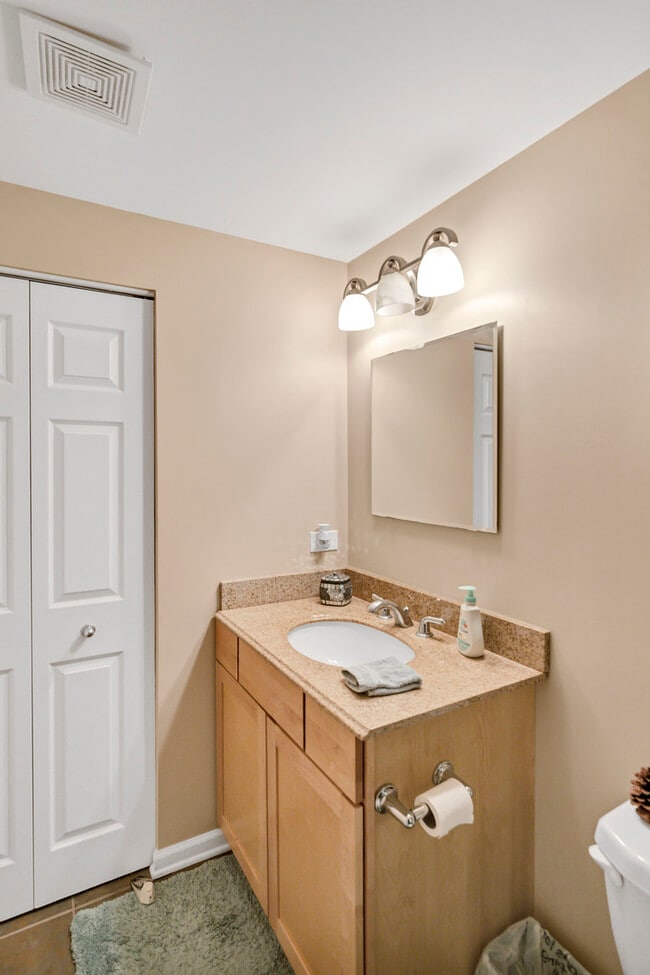 Building Photo - 1263 Tamarack Dr