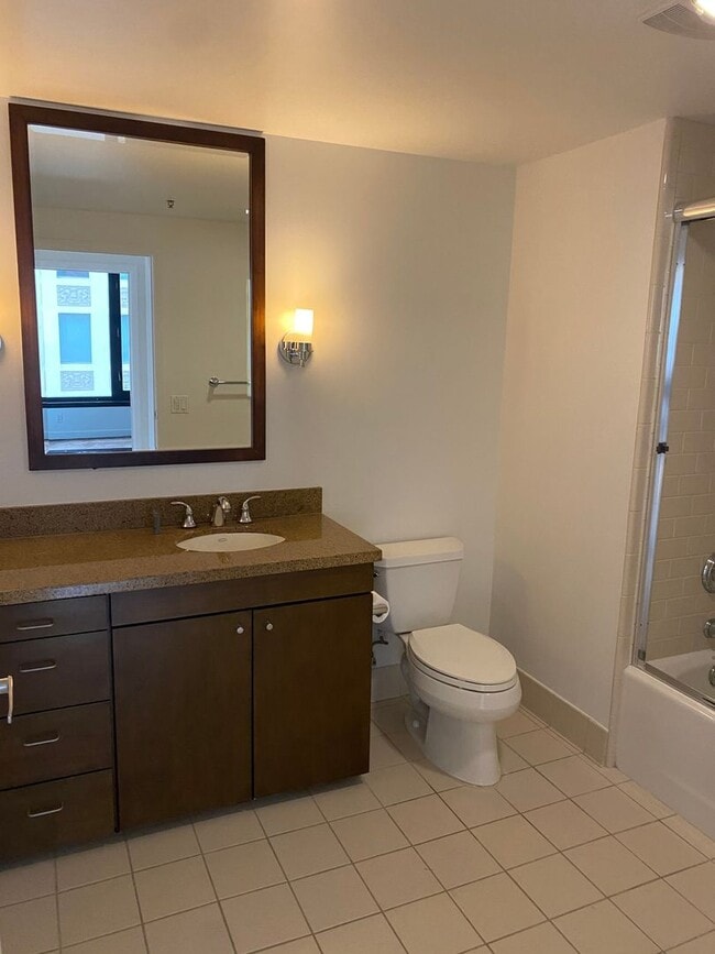 Building Photo - 1BR/1BA 837sqft! Condo! Parking! Laundry! ...
