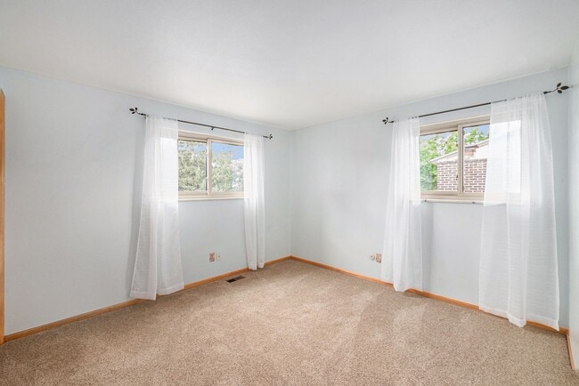 Building Photo - Spacious 5 Bedroom in the Heart of Littleton!