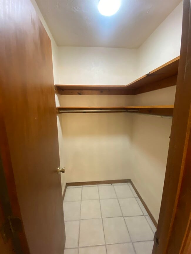 Building Photo - 1102 Greentree Ct